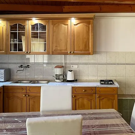 Magyar Apartmanhazak I-iii.