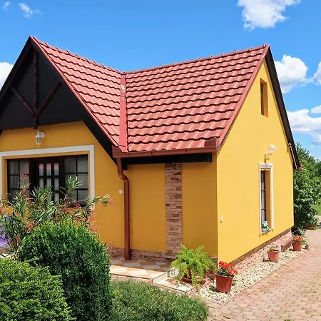 Magyar Apartmanhazak I-iii. * זלקרוס