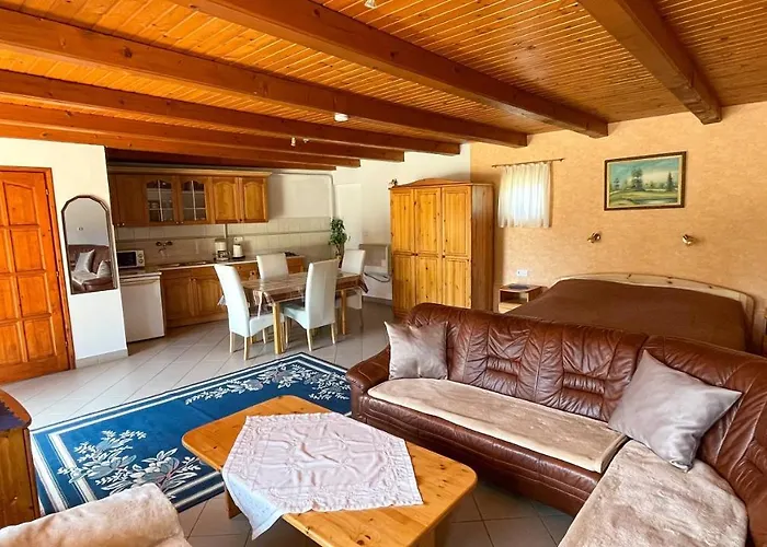 Magyar Apartmanhazak I-iii. *