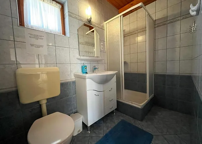 Magyar Apartmanhazak I-iii.