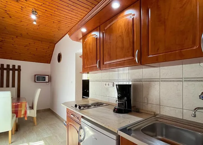 Magyar Apartmanhazak I-iii. *