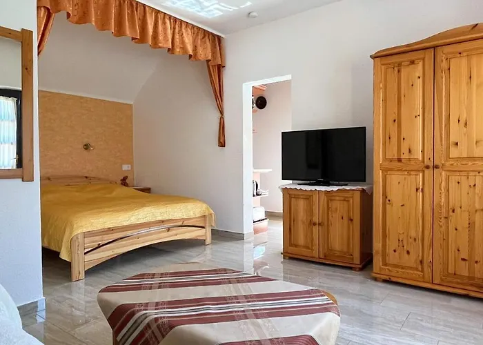 Magyar Apartmanhazak I-iii. *