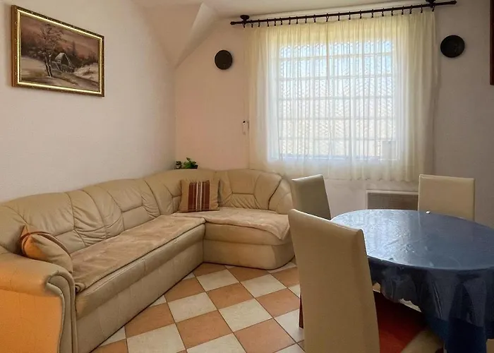 Magyar Apartmanhazak I-iii.